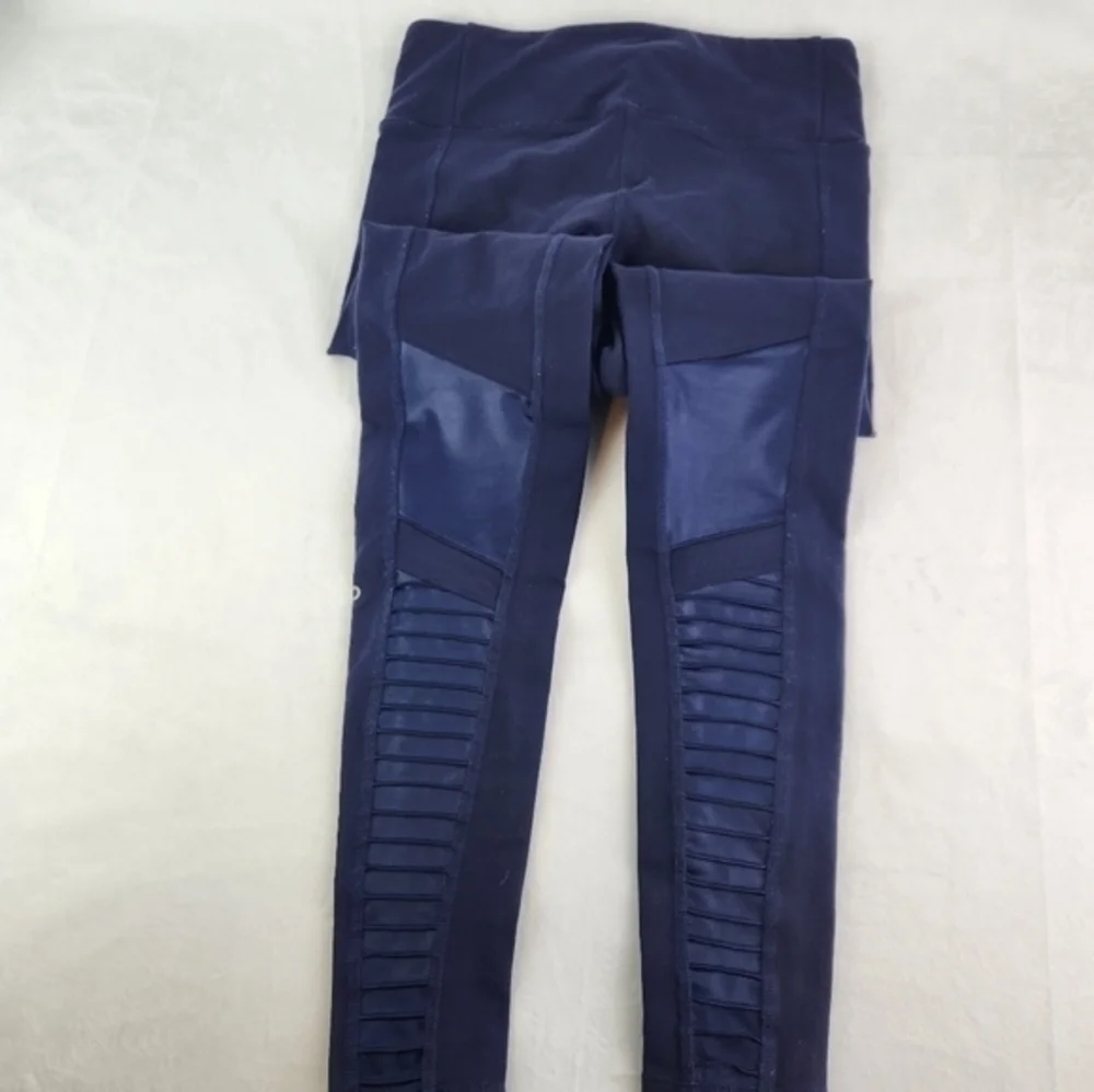ALO Moto Navy Leggings Size X-Small Glossy‎ Stretch Moisture Wicking Mesh Detail